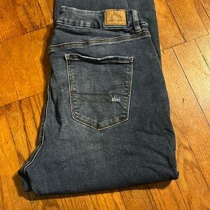 Curvy jegging jeans American eagle size 16 regular. Frayed bottoms with the cuff